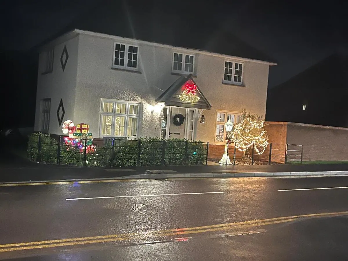 River Bay Beautiful 2-Bed House In カーディフ