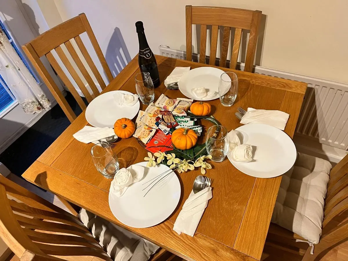 River Bay Beautiful 2-Bed House In Cardiff 0*,