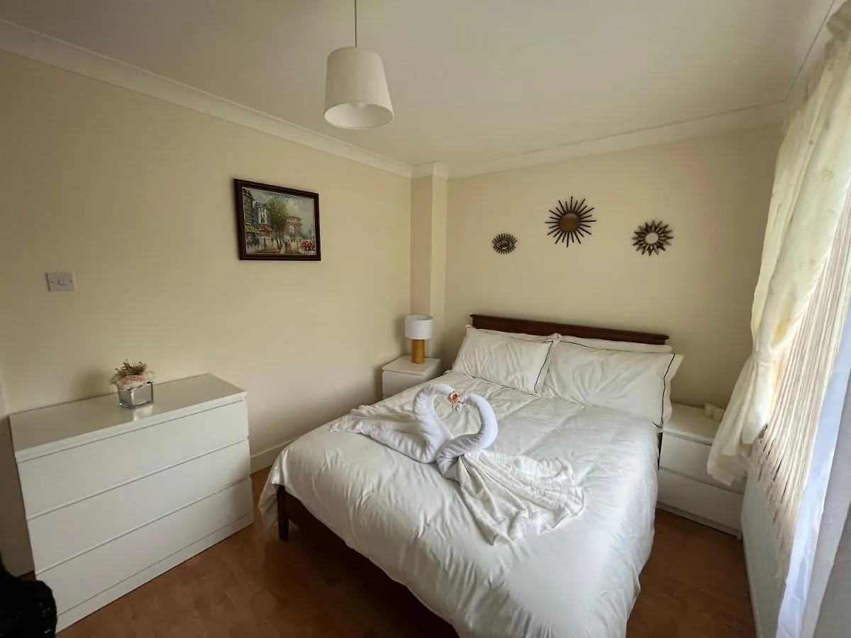 River Bay Beautiful 2-Bed House In Cardiff 0*,