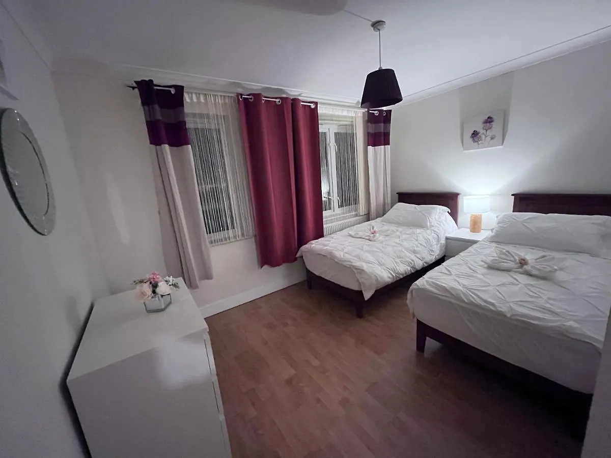 River Bay Beautiful 2-Bed House In Cardiff 0*,