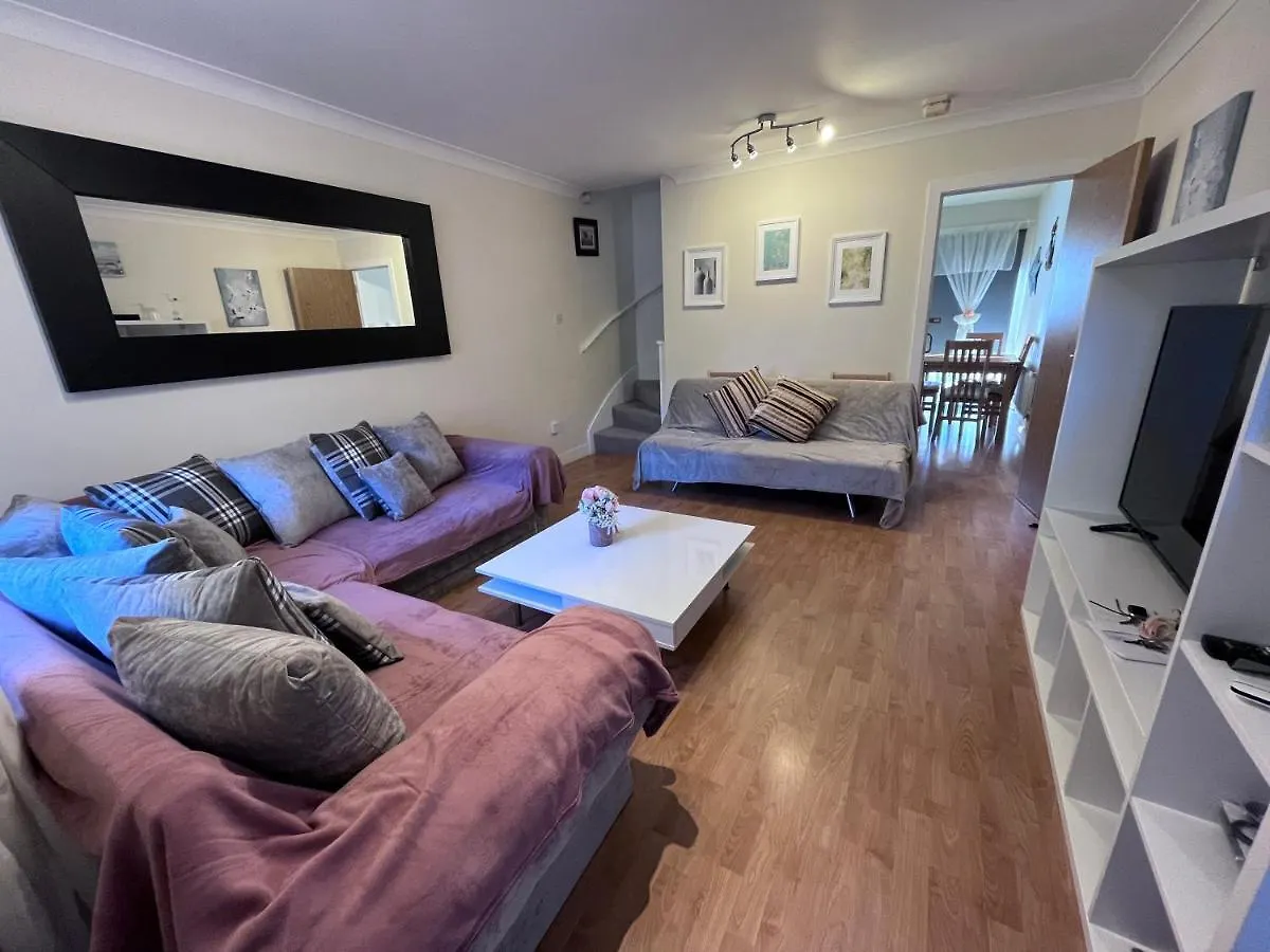 River Bay Beautiful 2-Bed House In Cardiff 0*,